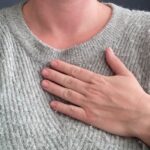 kvinde med hånden på hjertet - Coaching fra hjerte til hjerte
